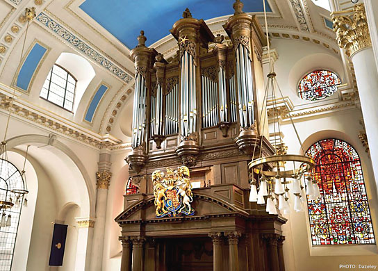 [bild] St Mary-le-Bow ~ Vy mot läktaren och orgelhuset